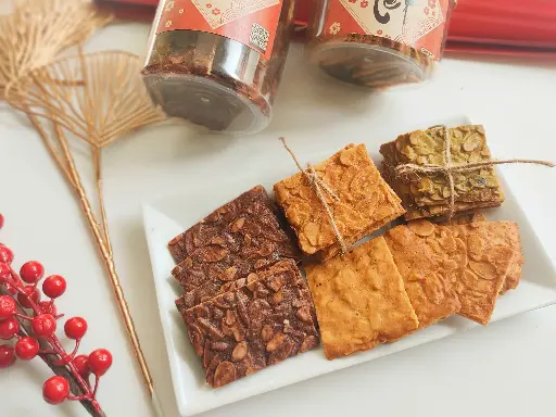 Bánh hạnh nhân hộp trung tết